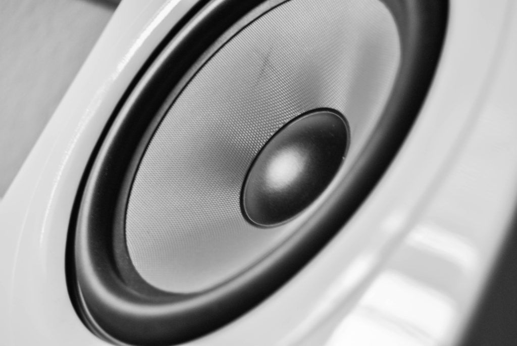 Altavoces, megafonía, sistemas de sonido.